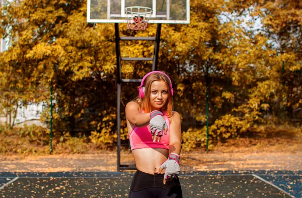 Sport Und Musik Glückliche Junge Frau Mit Kopfhörern Und Smartphone — Stockfoto