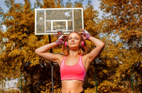 Sport Und Musik Glückliche Junge Frau Mit Kopfhörern Und Smartphone — Stockfoto