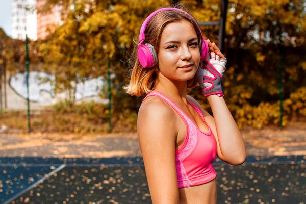 Sport Muziek Gelukkig Jong Vrouw Met Oortjes Smartphone Park — Stockfoto