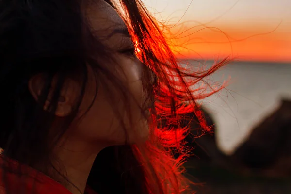 Attrayant Jeune Femme Aux Cheveux Rouges Coucher Soleil Près Mer — Photo