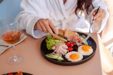 Butik bir otelde çırpılmış yumurtalı İngiliz kahvaltısı.