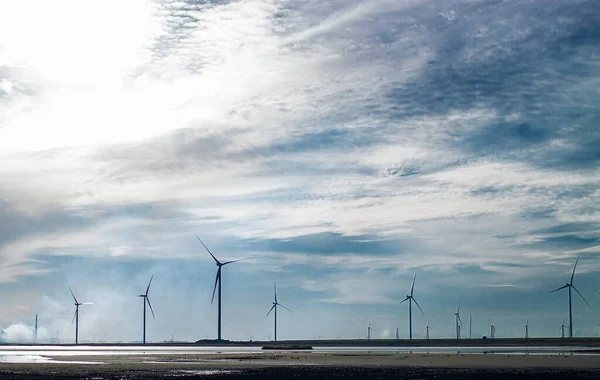 Air Mills Power Plant Blue Sky Creating Alternative Energy — Stock Photo, Image