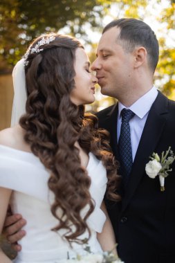 Düğün günlerinde genç gelin ve damat mutlu olsun. Düğün çifti - yeni aile! Gelinlik. 