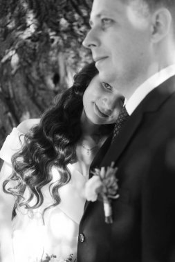 Düğün günlerinde genç gelin ve damat mutlu olsun. Düğün çifti - yeni aile! Gelinlik. 