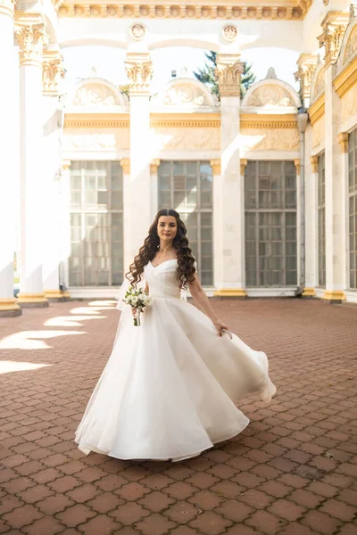 mutlu güzel gelin düğün makyajı ve saç gelin gün gülümseyerek ve damat için bekliyor. Düğün için son hazırlık ve sunuş çekici yeni evli kadın var. çok güzel bir gelin. mutlu zengin gelin.