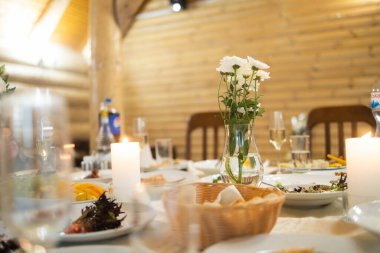 Düğün yemeği için servis edilen masa köy usulü.. 