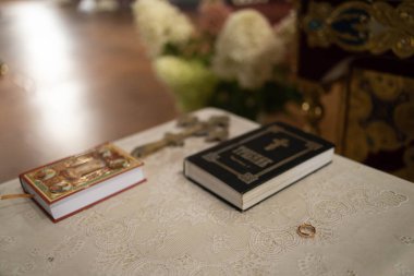 İncil ve alyanslar kilisedeki bir masada. Seçici odak.