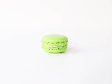 beyaz zemin üzerine macarons. 