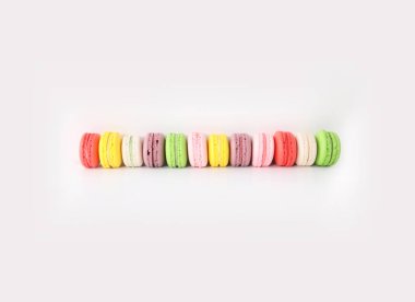beyaz zemin üzerine macarons. 