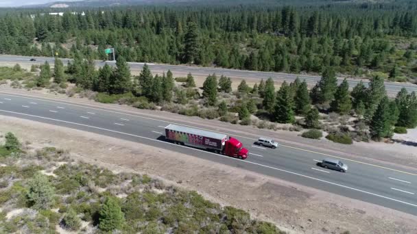Червоний вантажівка — стокове відео
