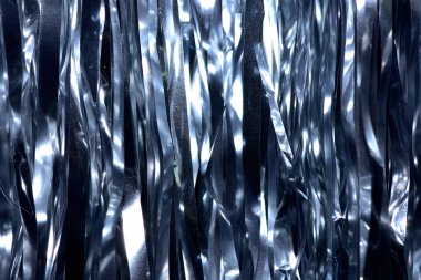 Plastik sac parlak. Işık çarptığında yansıtır. Birlikte güzel bir zemin olarak kullanmak koymak. Metal bir perde gibi hissediyorum.