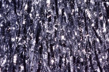 Plastik sac parlak. Işık çarptığında yansıtır. Birlikte güzel bir zemin olarak kullanmak koymak. Metal bir perde gibi hissediyorum.