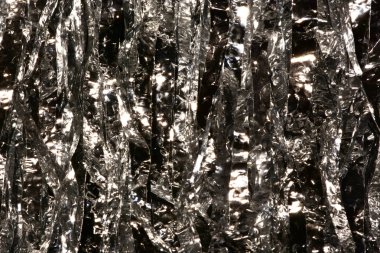 Plastik sac parlak. Işık çarptığında yansıtır. Birlikte güzel bir zemin olarak kullanmak koymak. Metal bir perde gibi hissediyorum.