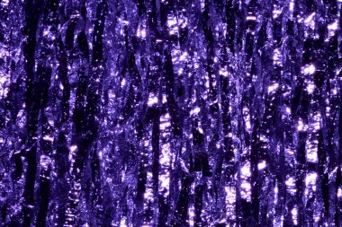 Plastik sac parlak. Işık çarptığında, yansıtır. Birlikte güzel bir fon koymak. Mor bir metal perde gibi hissediyorum.