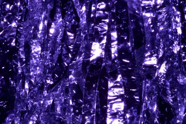 Plastik sac parlak. Işık çarptığında, yansıtır. Birlikte güzel bir fon koymak. Mor bir metal perde gibi hissediyorum.