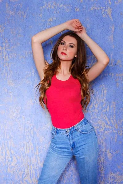 Hermosa Chica Pelo Largo Jeans Una Camiseta Rosa Posando Con — Foto de Stock