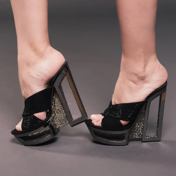 Módní Ženu Štíhlé Nohy Botách Černé Elegantní Lodičky Kamínky Pozadí — Stock fotografie