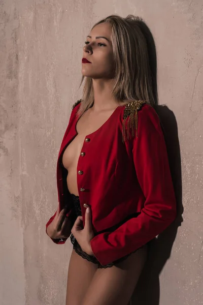 Chica Ropa Interior Negra Una Chaqueta Roja Encuentra Cerca Pared — Foto de Stock