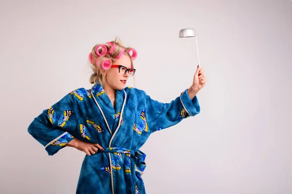 Ama Casa Gritando Una Bata Rulos Con Cucharón Mano — Foto de Stock