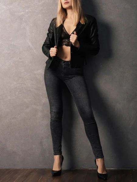 Mode Meisje Mooie Glamour Stijlvolle Model Lederen Jas Jeans Hoge — Stockfoto