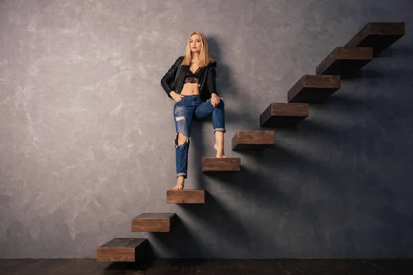 Mode Herbst Mädchen Schönes Glamour Stylemodel Lederjacke Jeans High Heels — Stockfoto