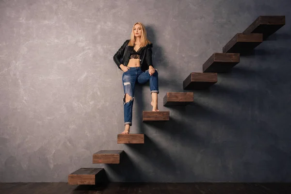 Mode Najaar Meisje Mooie Glamour Stijlvolle Model Lederen Jas Jeans — Stockfoto