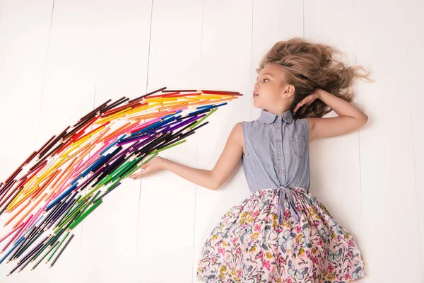 Uma Menina Agradável Vestido Com Borboletas Encontra Chão Sopra Uma — Fotografia de Stock