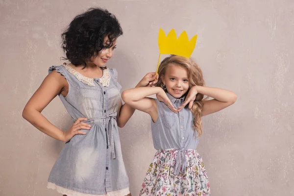 Grappige Moeder Haar Dochter Meisje Met Gele Papieren Kroon Stok — Stockfoto