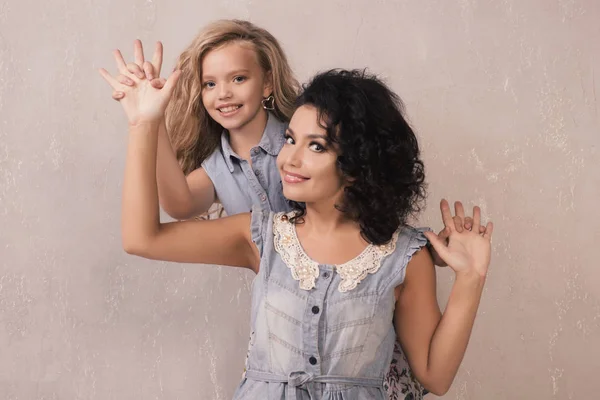 Het Kleine Meisje Moeder Gekleed Denim Jurk Heeft Leuke Buurt — Stockfoto