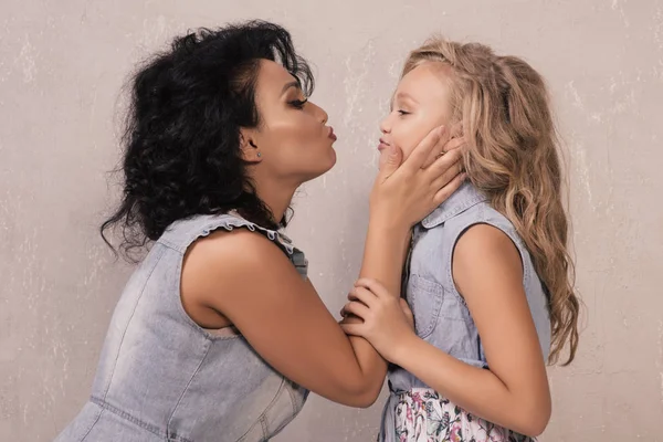 Moeder Dochter Spelen Kussen Saamhorigheid Concept Liefdevolle Familie — Stockfoto