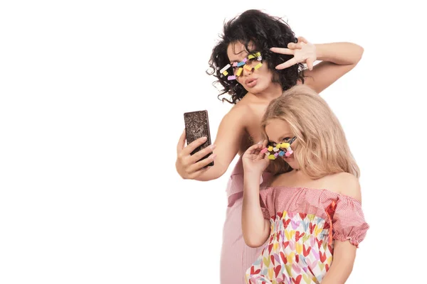 面白いママと 代の娘は Selfie を行います 白い背景に分離 — ストック写真