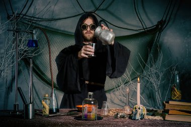 Simyacı ebedi gençlik iksiri oluşturur. Bilim adamı mucit steampunk laboratuvarında çalışıyor. Bilim kurgu kavramı. Cadılar Bayramı.