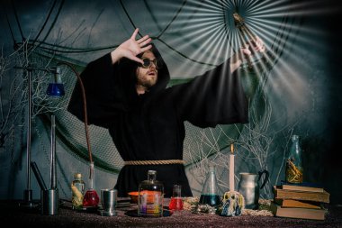 Ortaçağ simyacı felsefe taşı yaptı. Yüzünü ışık kapsar. Bilim adamı mucit steampunk laboratuvarında çalışıyor. Bilim kurgu kavramı. Cadılar Bayramı.