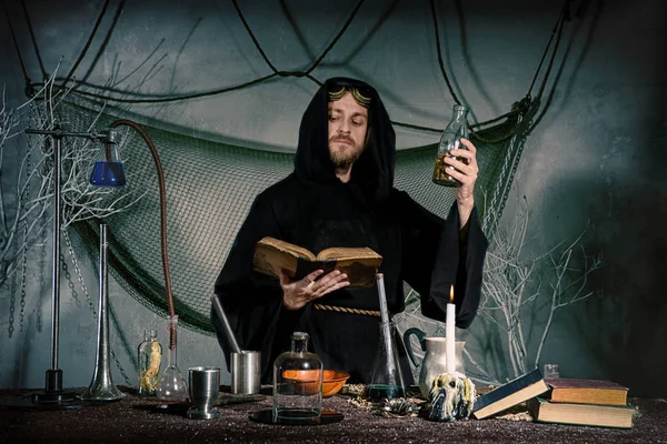 Medieval Scientist Medieval Scientist His Lab Reads Spell Halloween — Stock Photo, Image