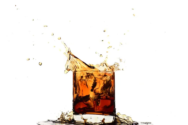 Glaçon Tombant Dans Whisky Dans Verre Isolé Sur Blanc — Photo