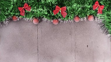 Noel kartı. Kırmızı topları, tinsel ve yay bir boş spase karla kaplı ahşap zemin üzerine