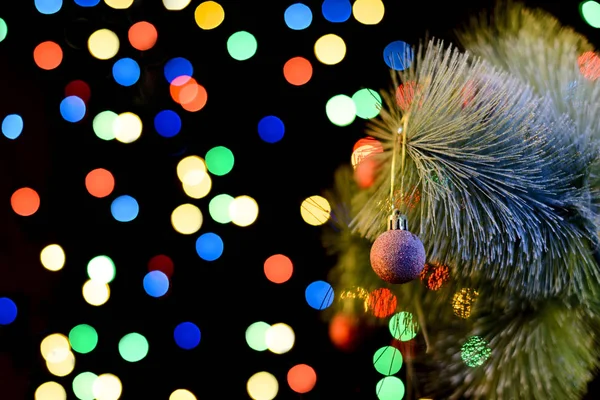 Árvore Natal Decorada Espumante Fundo Fadas Com Espaço Cópia Fundo — Fotografia de Stock