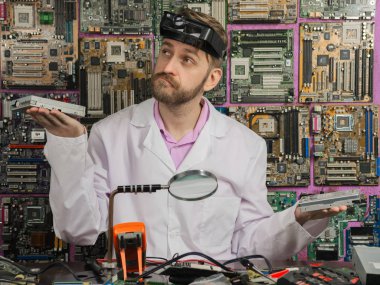 hdd ve elektrik Laboratuvarı masada oturan sürücü elinde genç erkek elektrikçi mühendis ağırlığında.