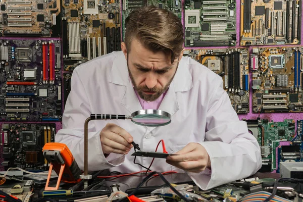 Genç radyo elektronik mühendisi Mikroelektronik araştırma laboratuarında çalışıyor.