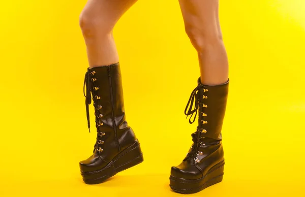Γυναικεία Πόδια Σέξι Καλσόν Και Μαύρα Άρβυλα Που Απομονώνονται Κίτρινο — Φωτογραφία Αρχείου