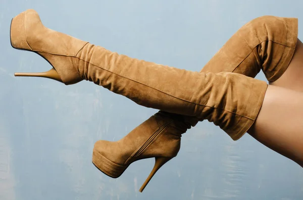 Bej Rengi Süet Çizmeler Yüksek Topuklu Kadın Bacakları — Stok fotoğraf