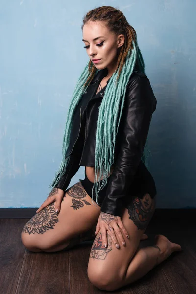 Portré Egy Lány Tetoválás Egy Bőr Kabát Öltözött Raszta Ölében — Stock Fotó