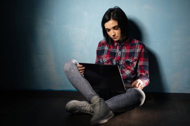 Sosyal ağlar bir defter ile katta oturan bağımlılığını acı genç üzgün kız