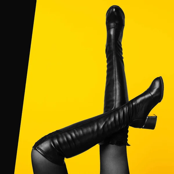 Сексуальні Ноги Чорних Шкіряних Чоботях Жовтому Тлі Зображення — стокове фото
