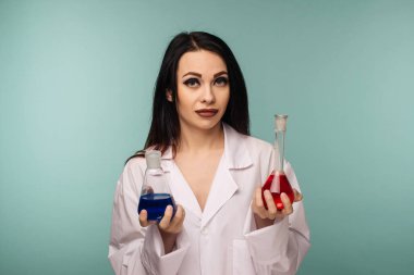 Şişeler tıbbi laboratuvar - görüntü farklı kimyasallar ile inceleyerek kadın bilim adamı portresi