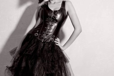 Deri korse Busty kız. Genç baskın kadın standları duvara yakın. Bdsm itaat kavramı