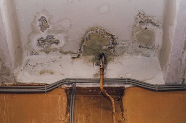 Büyük ıslak noktalar ve iç house Oda şiddetli yağmur ve bol su - görüntü sonra tavanda çatlaklar