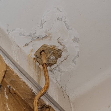 Büyük ıslak noktalar ve iç house Oda şiddetli yağmur ve bol su - görüntü sonra tavanda çatlaklar
