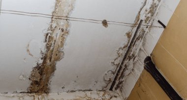 Büyük ıslak noktalar ve iç house Oda şiddetli yağmur ve bol su - görüntü sonra tavanda çatlaklar