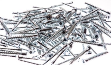 Beyaz arka plan görüntüsü üzerinde Mobilya vidaları üstten görünüm Höyük